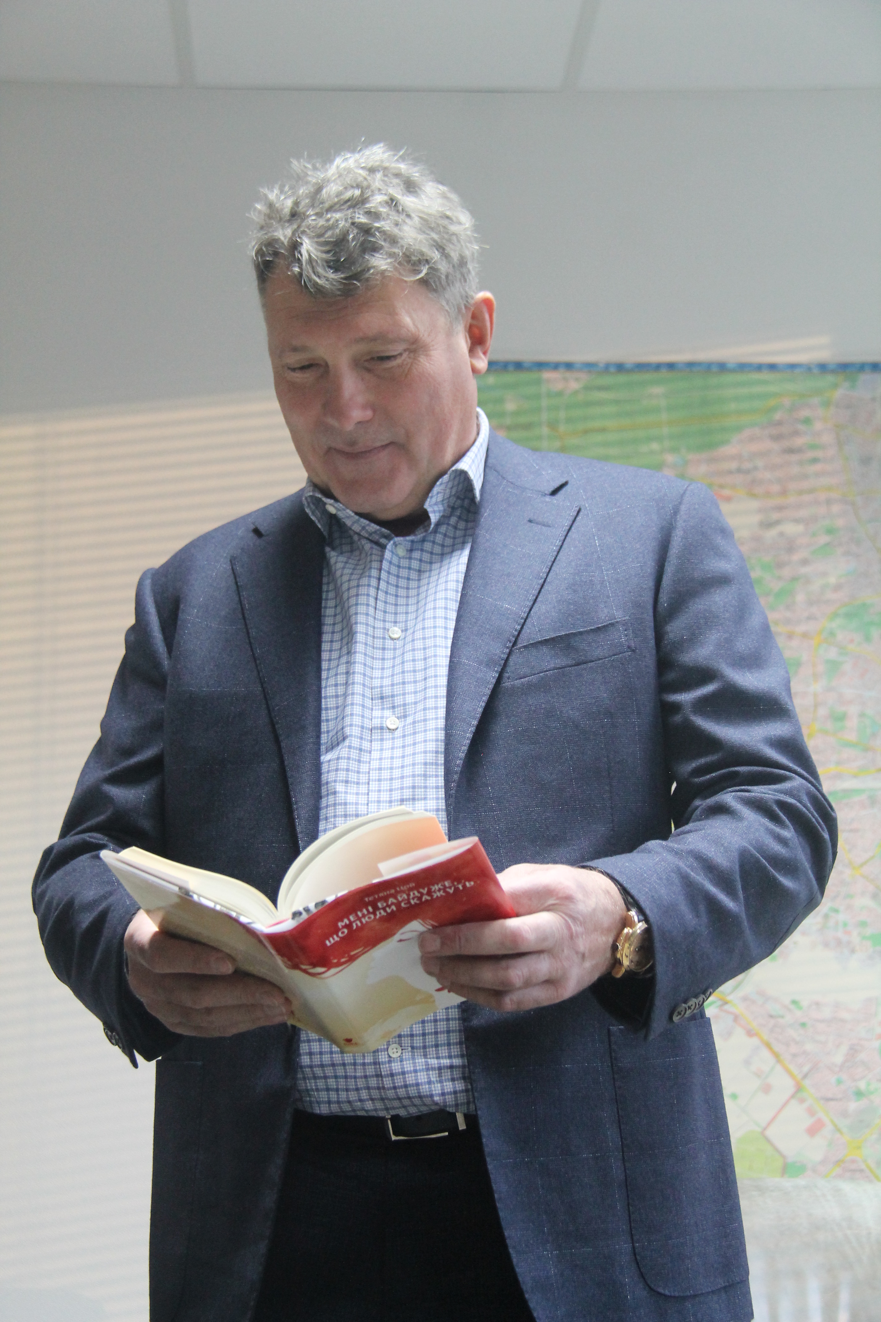 Gennadii Vykhodtsev is holding a book written by Tatyana Tsoy